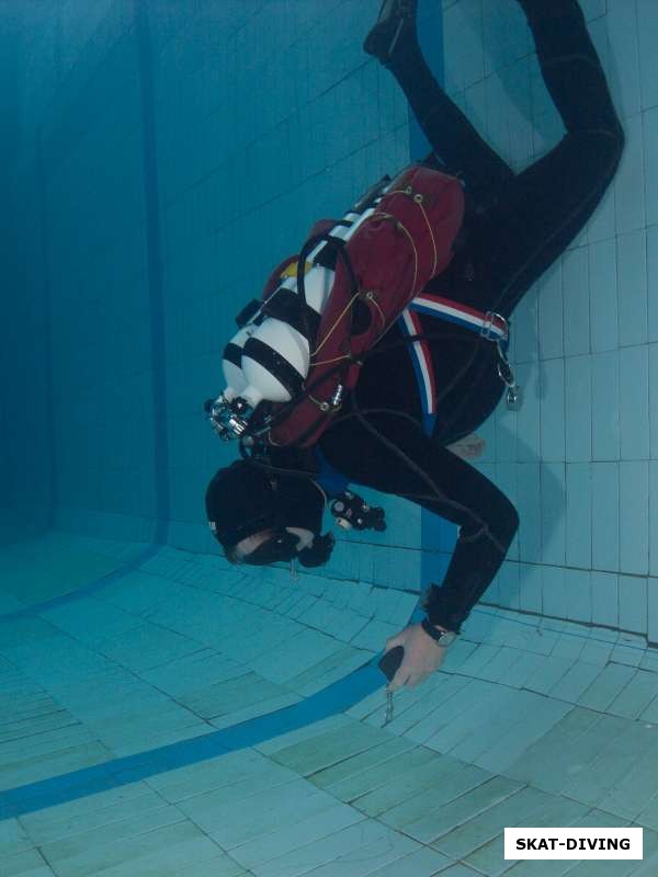 Горпинюк Сергей, демонстрирует брянским дайверам умение контролировать свое тело под водой