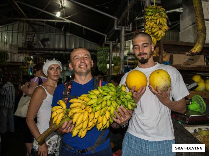 Ильюшин Дмитрий, Романов Артем, на фруктовом рынке решаем что взять с собой на корабль