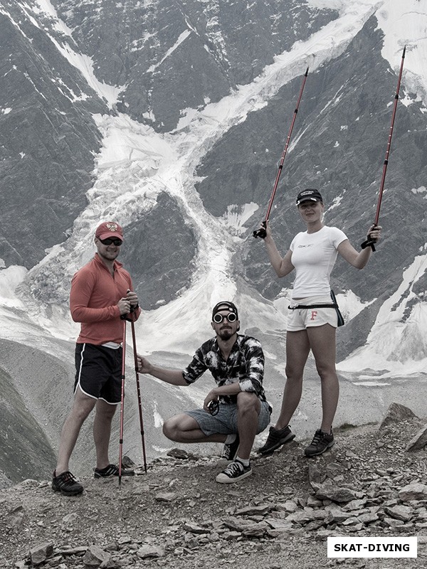 Миронов Андрей, Романов Артем, Кожемякина Снежана, высота около 3000 метров, до первой вершины остались считанные метры