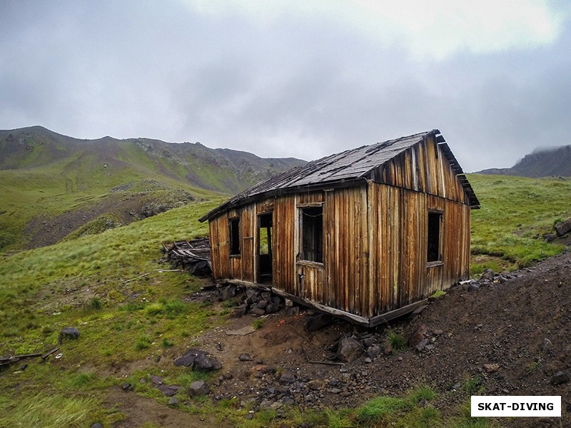 Заброшенный деревянный домик в Долине Шизофреников