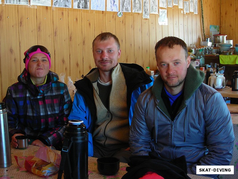 Кожемякина Снежана, Миронов Андрей, Бельков Роман, в вагончике-столовой на высоте 4100 метров на спуске с акклиматизационного выхода
