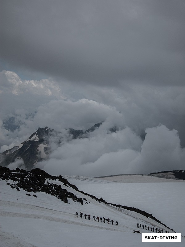 Стандартная картина для склона Эльбруса, группы альпинистов поднимаются в гору на акклиматизацию