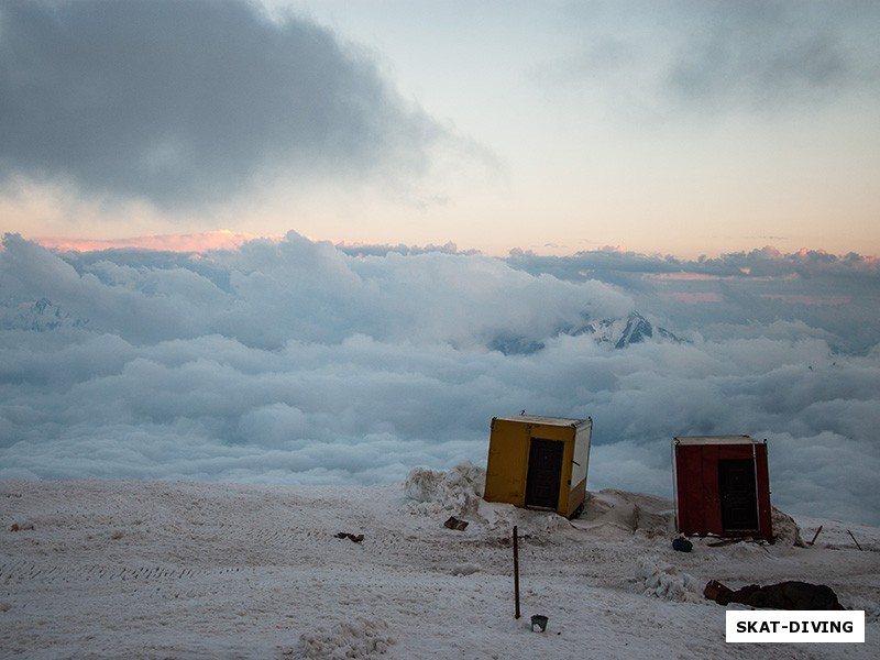 Желтый и Красный вагончики-отели на высоте около 4000 метров, а дальше долина Приэльбрусья плотно укутанная облаками. Отличная возможность пожить над облаками.