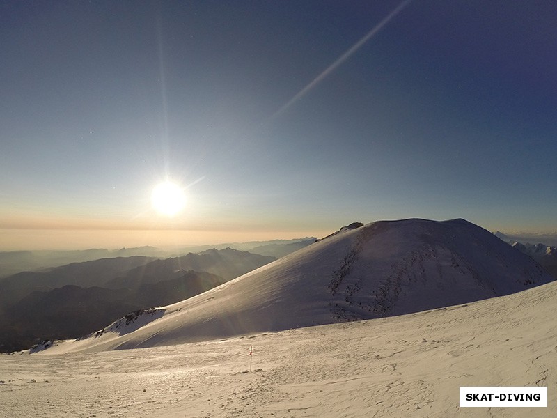Восход солнца с высоты более 5600-та метров, на переднем плане Восточная Вершина Эльбруса