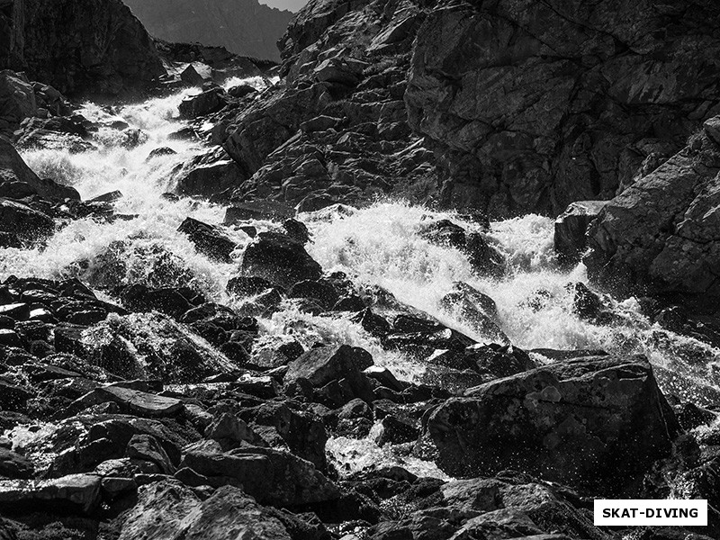 Водопад несущий талую воду с ледника горы