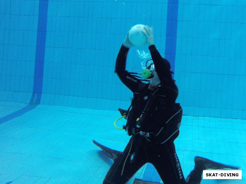 Латышева Ирина, опробовала подводный волейбол