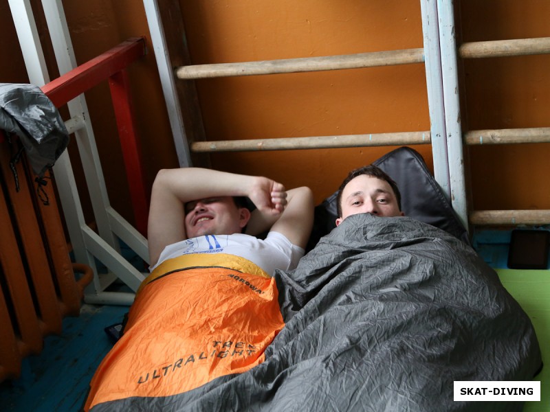 Участники из Костромы улеглись в спальники поближе к батарее
