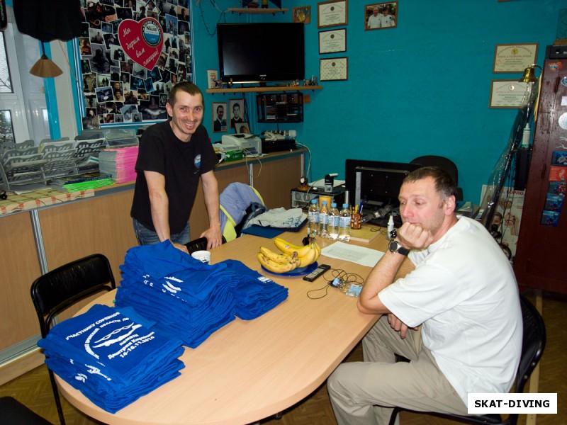 Николаенков Сергей, Школьников Михаил, и синие футболки участникам соревнований