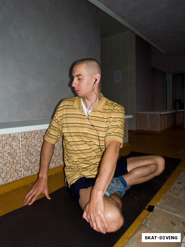 Махов Анатолий, разминка перед стартами - это йога, дыхание, медитация и общение с Богом... Трудно объяснить, что испытывает профессиональный фридайвер в этот момент
