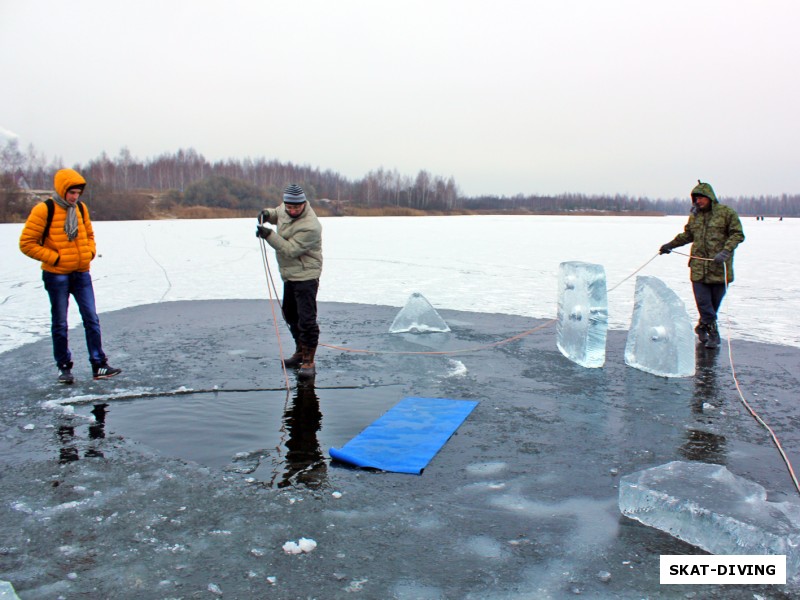 Палехин Владислав, Гайдуков Максим, Ильяшенко Кирилл, страхуют находящегося под водой ныряльщика