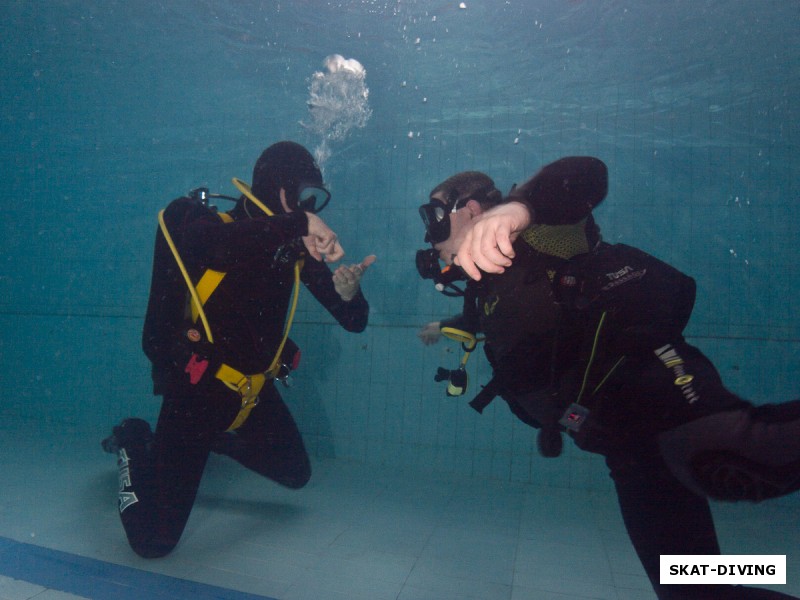Кирюхин Роман, первая задача после спуска под воду - встать на колени