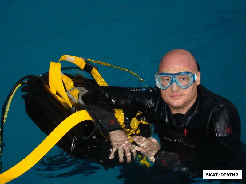 Карлов Андрей, демонстрирует навык одевания «SCUBA» на воде