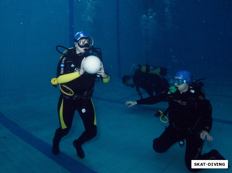 Коваль Дарья, Коваль Ирина, пробуют играть в подводный баскетбол