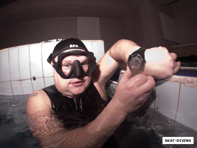 Дюков Александр, статическая задержка на глубокой части бассейна, 2 минуты 9 секунд