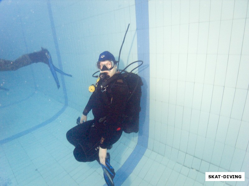 Быченков Дмитрий, демонстрирует свободное зависание в толще воды.