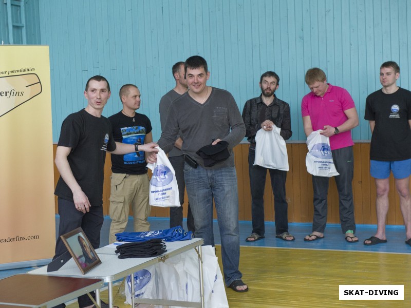 Николаенков Сергей, Глявин Данила, вручение памятных призов за оказание помощи в организации соревнований