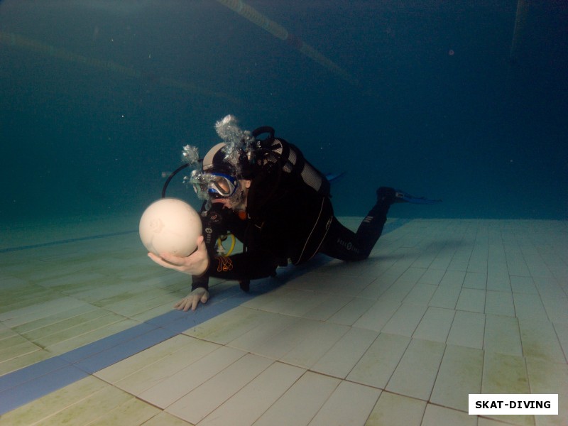 Гегеле Данила, ловко обращается с мячом под водой