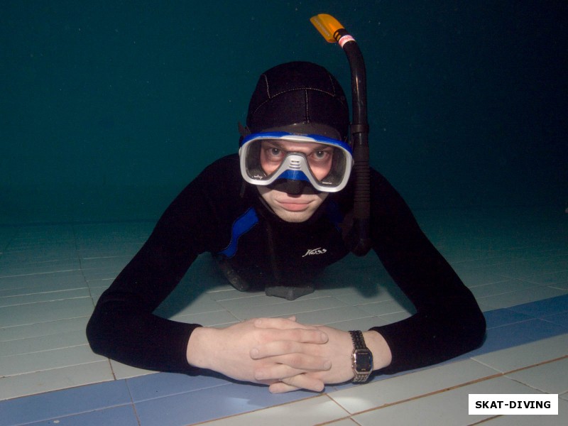 Чеботарев Евгений, расслабившись отдыхает на глубокой части бассейна