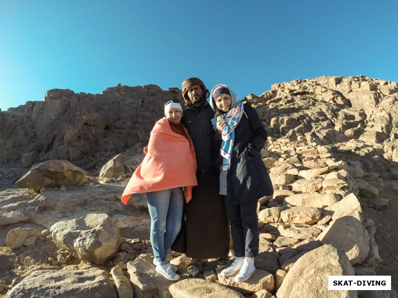 Романова Галина, Шайдт Ирина, и наш незабываемый гид бедуин, отлично разговаривающий по-русски, любезно согласившийся отвести нас наверх горы Моисея