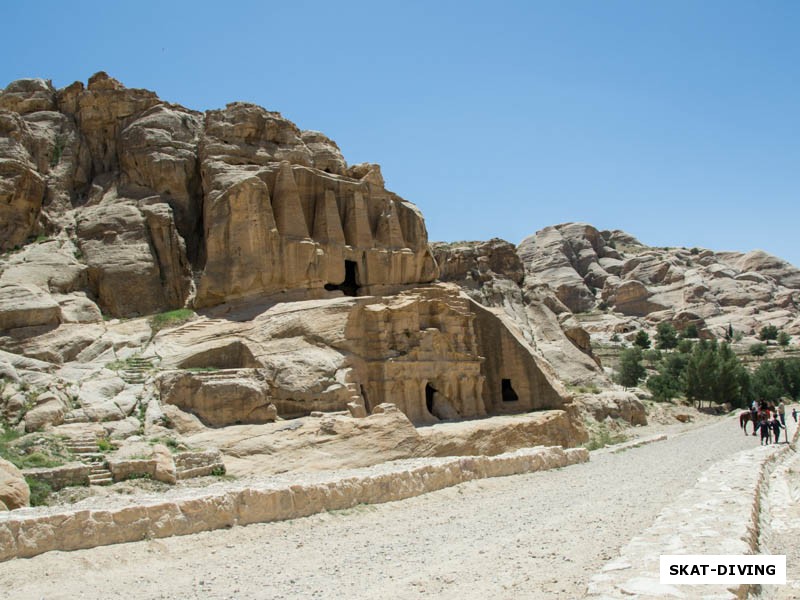 Первый развалины древних поселений перед входом в легендарный каньон