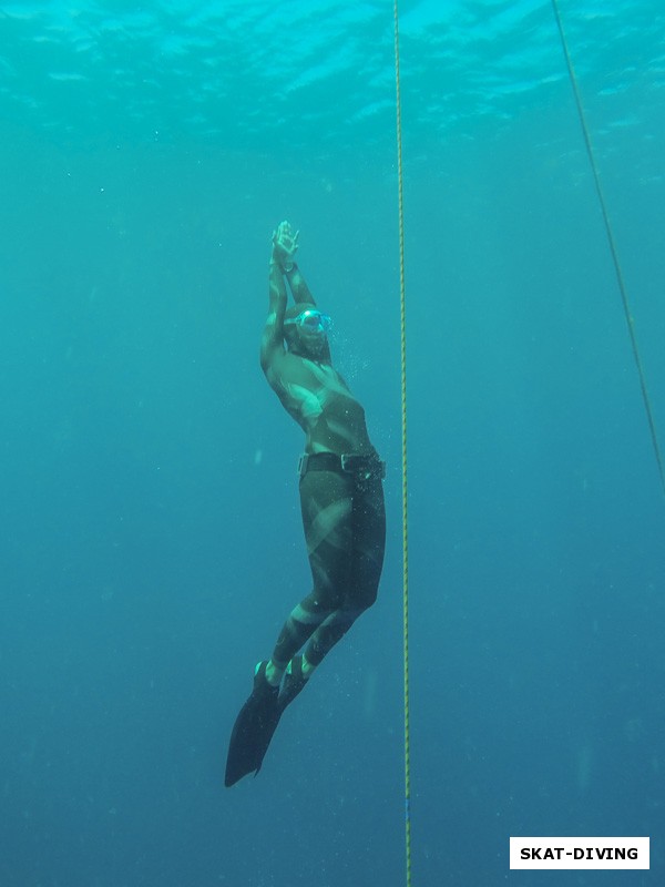 Романова Марина, скользит к поверхности вдоль веревки после очередного падения в глубину