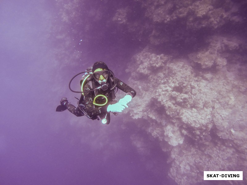 Романова Марина, поднимается с глубины 40 метров в Блюхоле, откуда мы безуспешно пытались рассмотреть легендарную арку