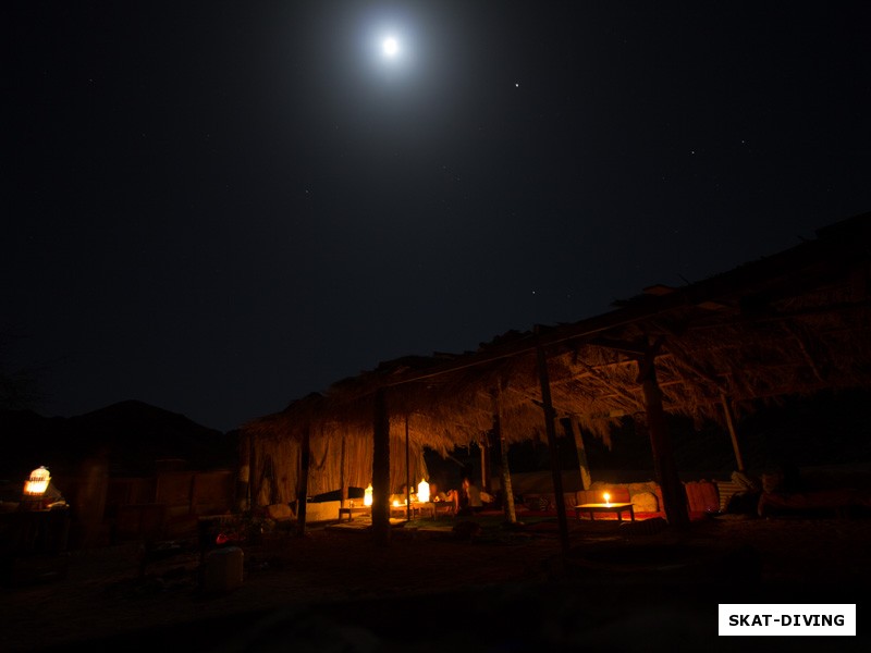 В крайний вечер мы обедали в горах у бедуинов, где кроме тишины, звезд и свеч не было ничего, и казалось, привычный мир куда-то пропал…
