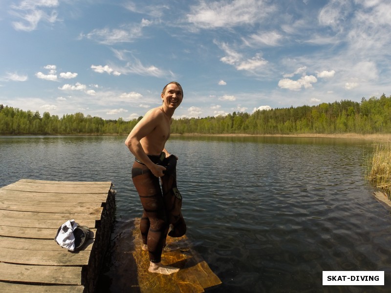 Николаенков Сергей, надевал костюм прямо в воде, а температура ее была всего 18 градусов