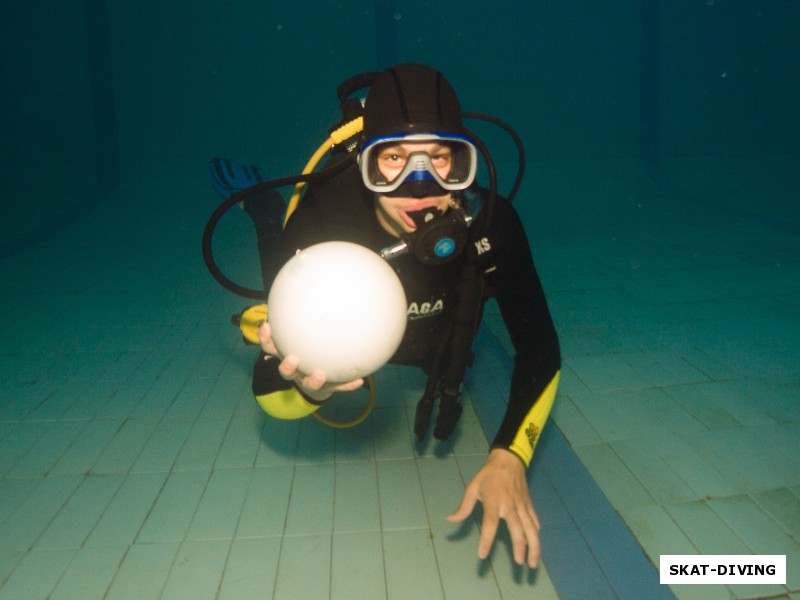 Трошин Максим, нежданно-негаданно под водой нашелся мячик!