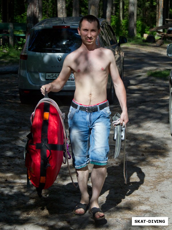 Николаенков Сергей, подготавливает снаряжение для сдачи открытой воды
