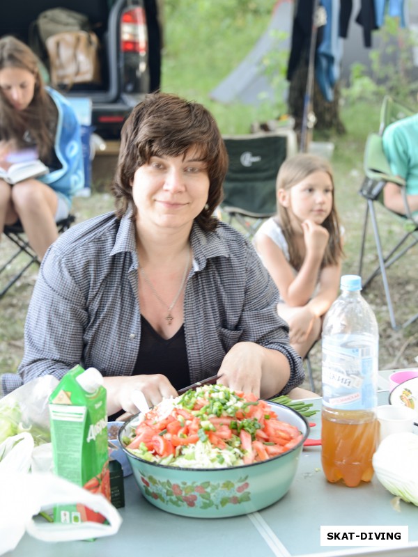 Ильюшина Наталья, готовит таз салата на всю свою многочисленную семью