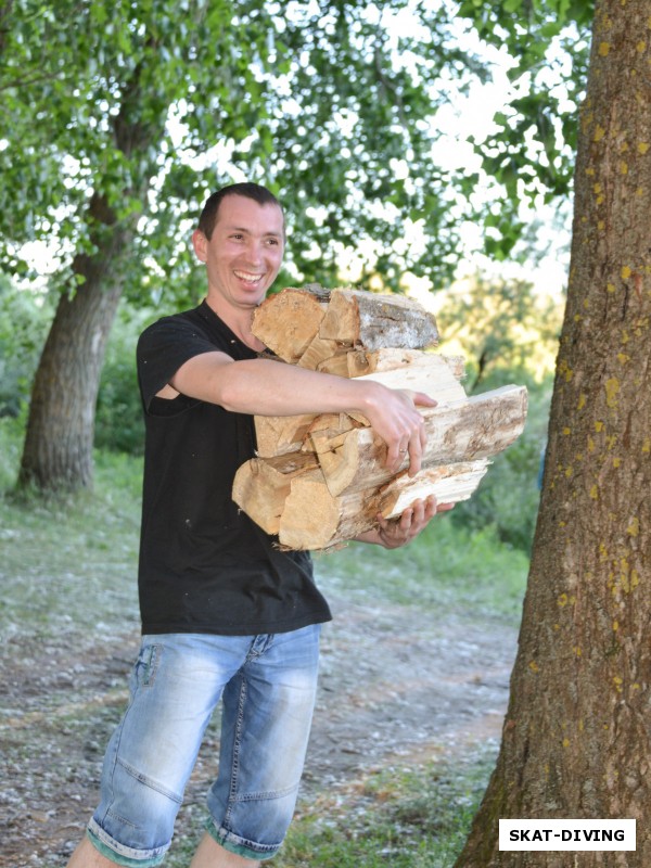 Николаенков Сергей, с охапкой дров для костра