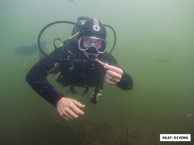 Алешин Руслан, с рыбацким виброхвостом, коих на подводных коряжках мы нашли изрядно