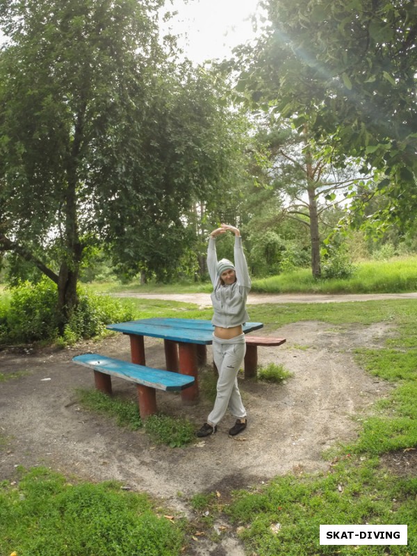 Романова Марина, на другой стороне Круглого озера среди деревьев стоит вот такой симпатичный столик, а в лесу неподалеку мы выследили белку