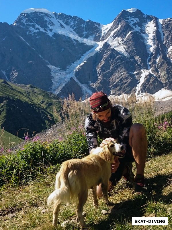 Романов Артем, и легендарная собака поводырь, провожающая группы на приэльбрусские горы. В прошлом году она тоже ходила с нами