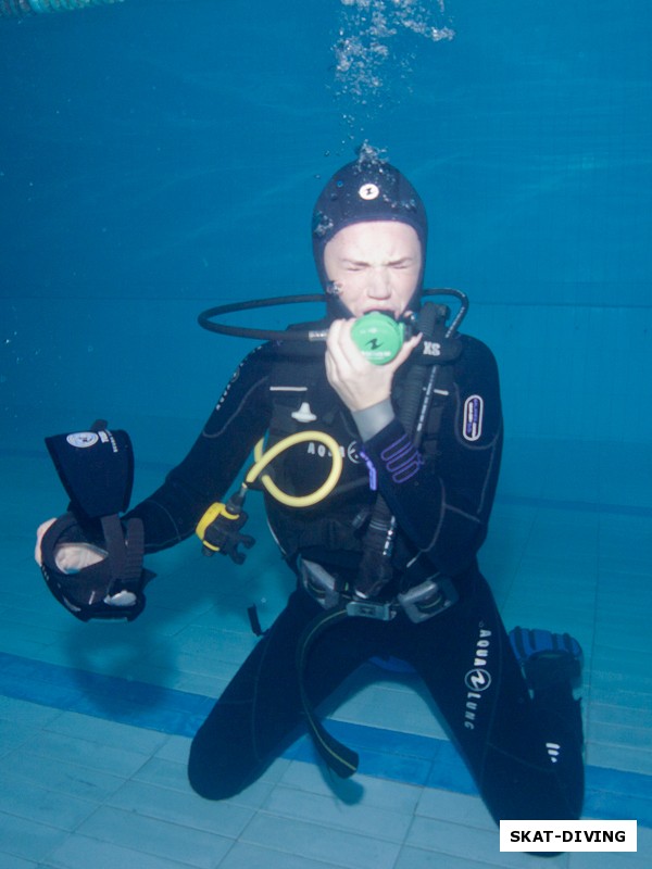 Петрова Инна, снятие и одевание маски под водой - не самая приятная вещь, но это полезный навык, владеть которым обязан каждый дайвер
