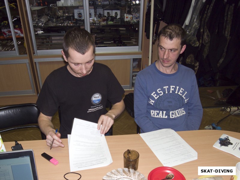 Николаенков Сергей, Дунаев Максим, инструктор проверяет правильность написания теста