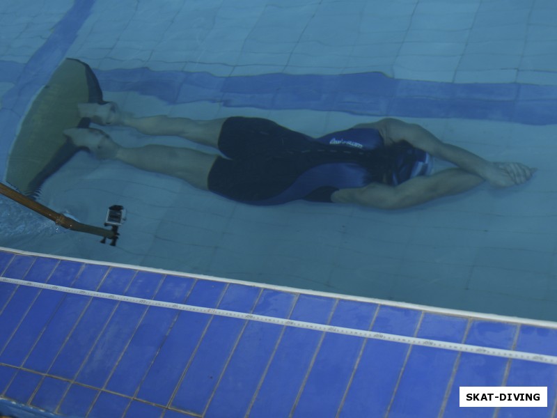 Минаева Наталия, во время попытки демонстрирует правильную технику плавания, при которой максимально эффективная работа ластами сочетается с минимальным сопротивлением воды