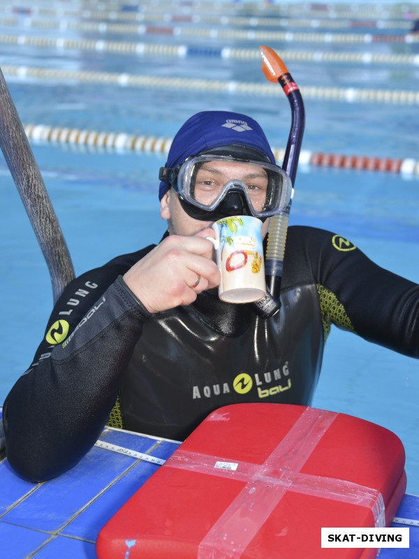 Быченков Дмитрий, обеспечивая безопасность спортсменов, очень долго приходится находиться в воде. Чашка горячего чая в маленьком перерыве может оказаться очень кстати