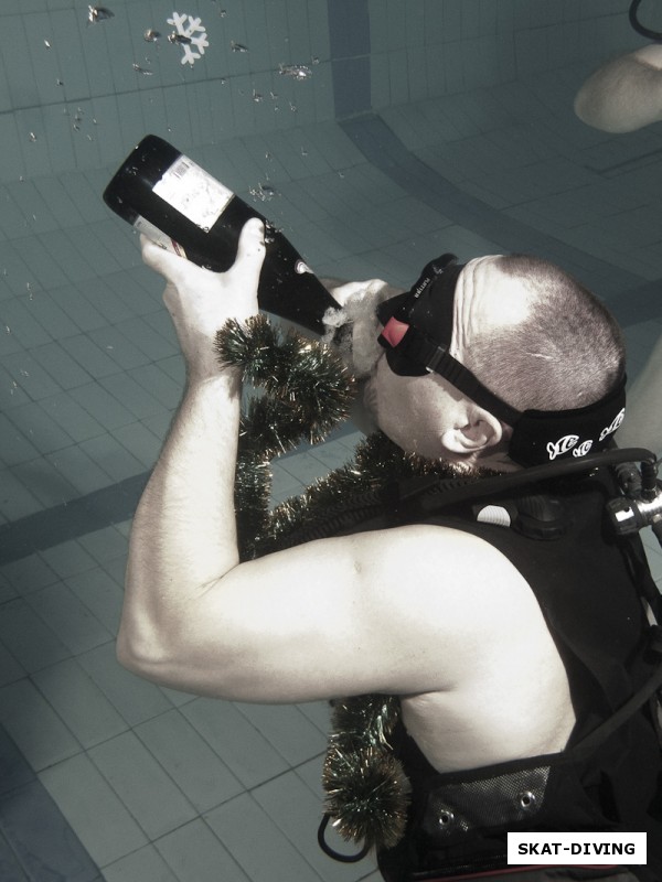 Серегин Игорь, пить шампанское под водой не так уж и просто, особенно подогретое и сильно газированное!