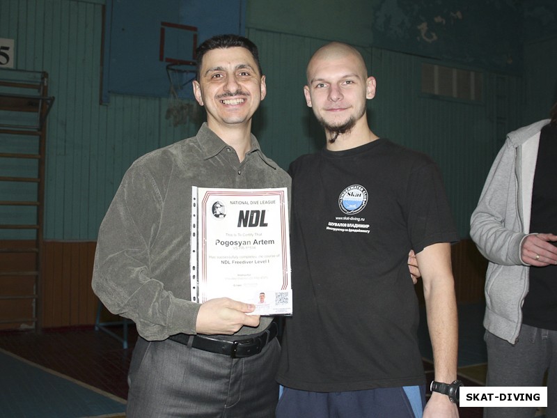 Погосян Артем, Шувалов Владимир, была и торжественная часть с вручением сертификатов, тут вот Артем получает своей первый фридайверский уровень