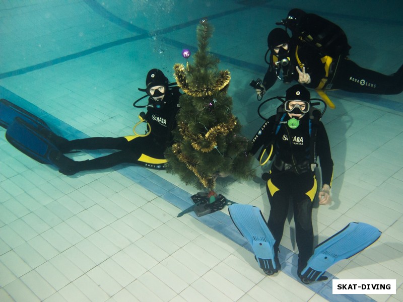 Матвеева Мария, Андреенко Анастасия, Зюков Роман, расположились вокруг подводной новогодней елочки на пятых точках