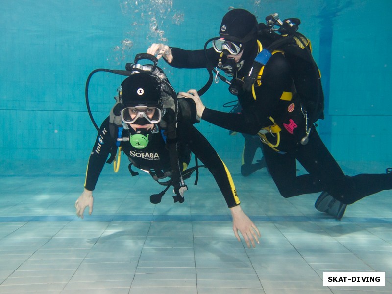 Андреенко Анастасия, при необходимости инструктор может поправить баллон прямо под водой, сугубо в целях комфорта новичка