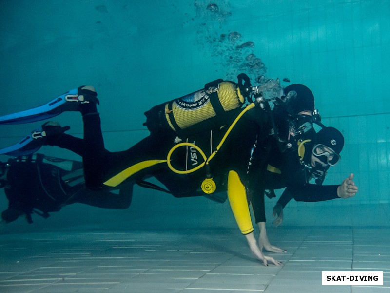 Ушканова Татьяна, Кирюхин Роман, чтобы начинающий дайвер привык к новым для себя ощущениям, движение под водой начинается по мелкой части бассейна