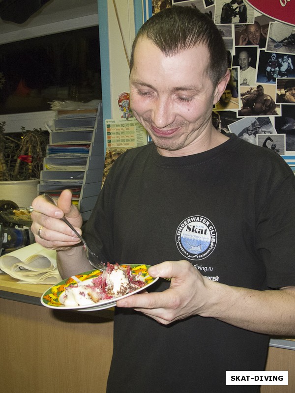 Николаенков Сергей, опытный работник клуба СКАТ, первым из команды сотрудников застучал вилкой по тарелке