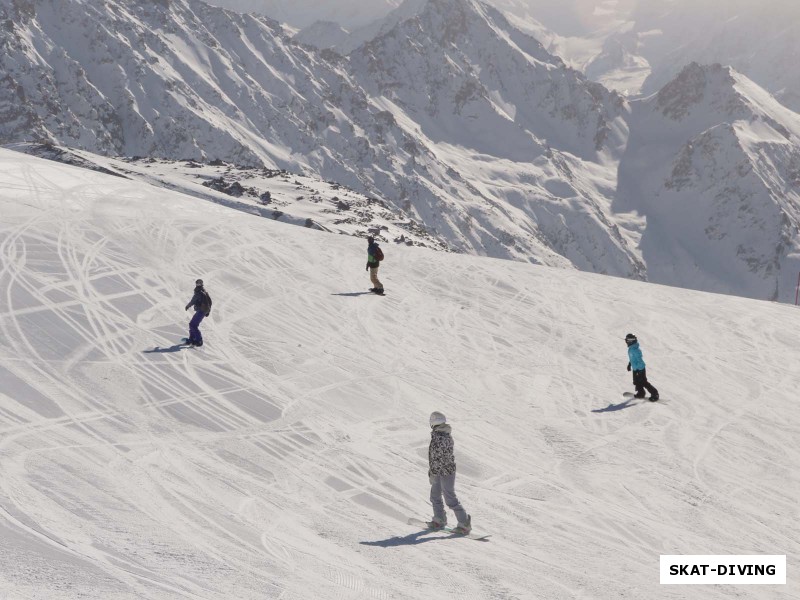 А вот четким ромбом брянские сноубордисты отправились на первый спуск с горы. Надо сказать протяженность трассы на Эльбрусе – 6800 метров!
