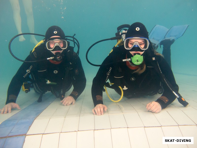 Куцакин Дмитрий, Щерба Диана, начинающие аквалангисты готовы погрузится на глубину 4.5 метра