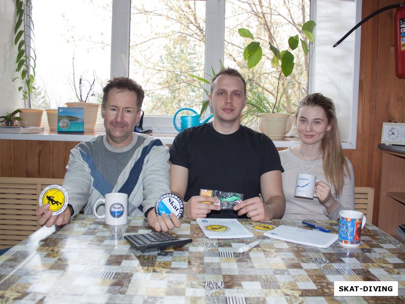 Подвойский Андрей, Пасконный Илья, Михайленко Татьяна, написали работу на 94%, 96% и 96%, получили памятные сувениры от клуба СКАТ