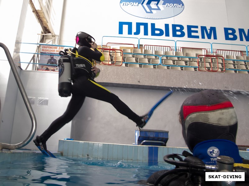 Михайленко Татьяна, вход в воду широким шагом с палубы корабля - стандартное начало морского дайва
