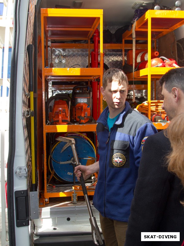 Аксенов Андрей, демонстрирует дежурный автомобиль спасателей, а так же инструмент"Хулиган" для выламывания дверных коробок из бетонных стен...